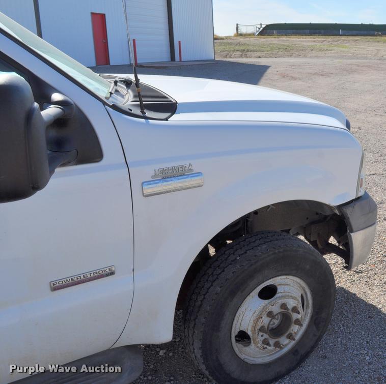 image for item G7484 2005 Ford F350 Super Duty Crew Cab flatbed pickup truck