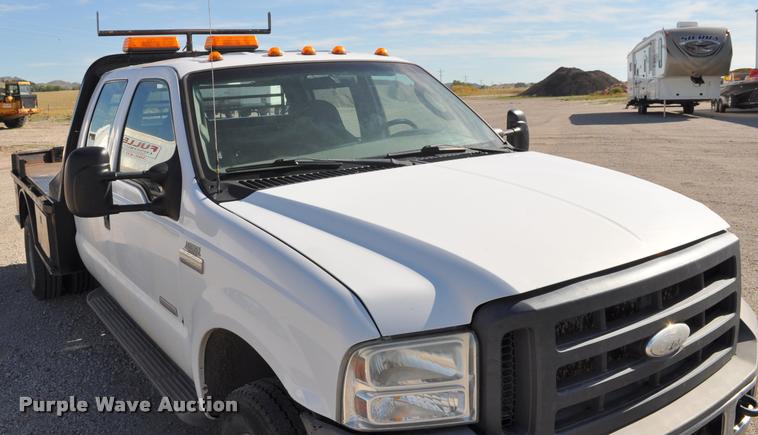 image for item G7484 2005 Ford F350 Super Duty Crew Cab flatbed pickup truck