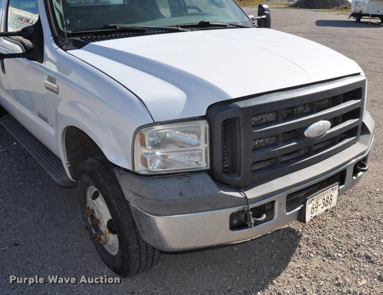 image for item G7484 2005 Ford F350 Super Duty Crew Cab flatbed pickup truck