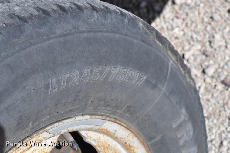 image for item G7484 2005 Ford F350 Super Duty Crew Cab flatbed pickup truck