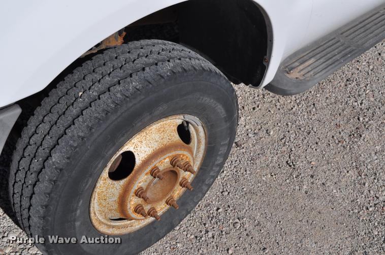 image for item G7484 2005 Ford F350 Super Duty Crew Cab flatbed pickup truck