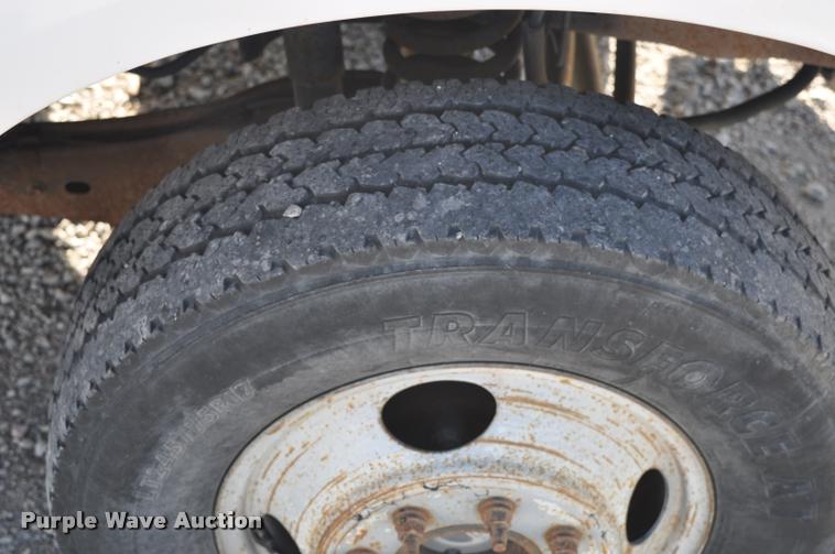 image for item G7484 2005 Ford F350 Super Duty Crew Cab flatbed pickup truck