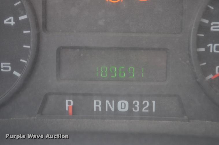 image for item G7484 2005 Ford F350 Super Duty Crew Cab flatbed pickup truck