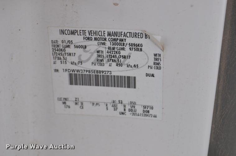 image for item G7484 2005 Ford F350 Super Duty Crew Cab flatbed pickup truck