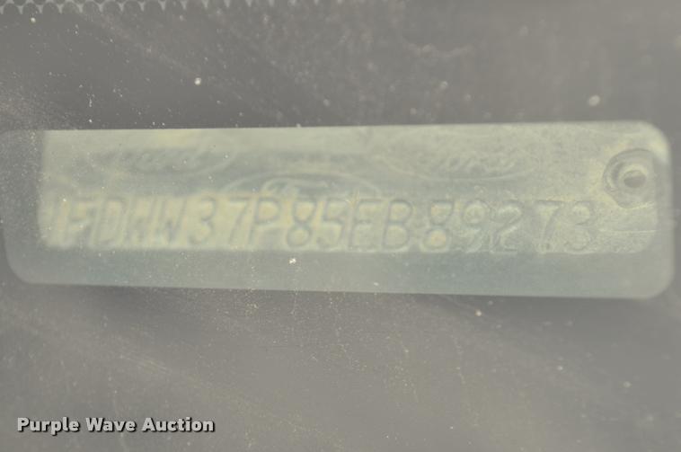 image for item G7484 2005 Ford F350 Super Duty Crew Cab flatbed pickup truck