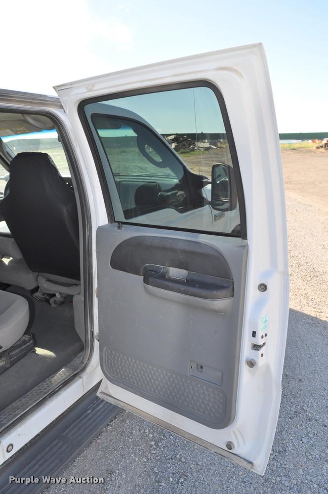 image for item G7485 2005 Ford F250 Super Duty Crew Cab pickup truck