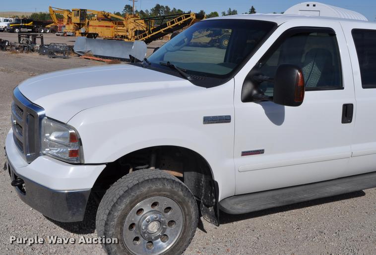 image for item G7485 2005 Ford F250 Super Duty Crew Cab pickup truck