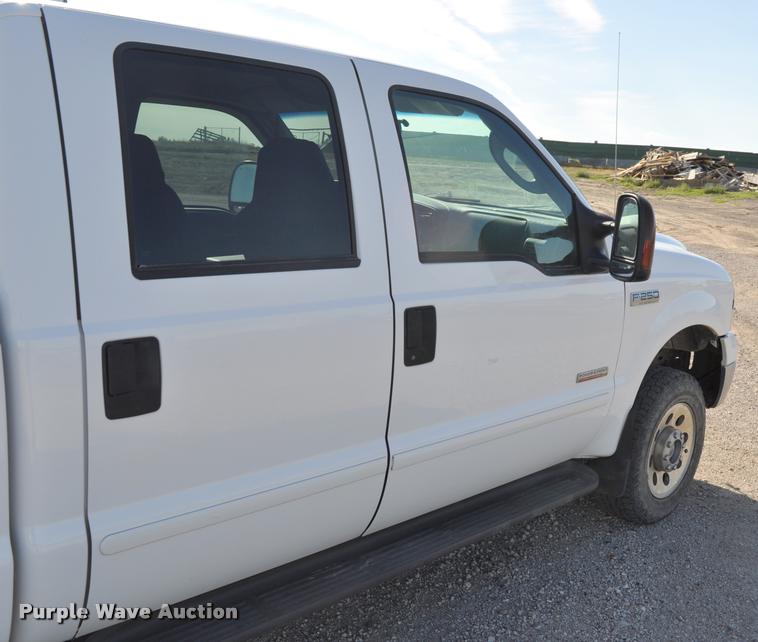 image for item G7485 2005 Ford F250 Super Duty Crew Cab pickup truck