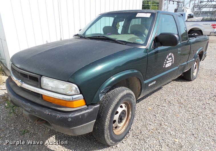 image for item K1123 2001 Chevrolet S10 Ext. Cab pickup truck