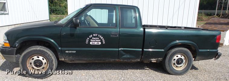 image for item K1123 2001 Chevrolet S10 Ext. Cab pickup truck