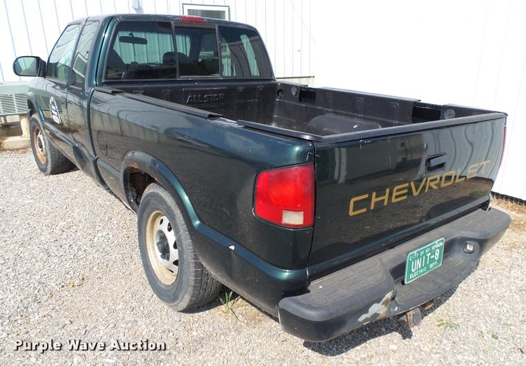 image for item K1123 2001 Chevrolet S10 Ext. Cab pickup truck