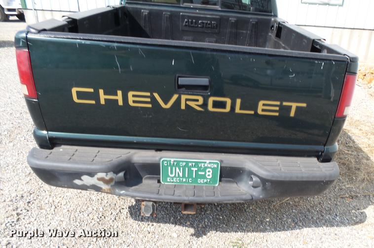 image for item K1123 2001 Chevrolet S10 Ext. Cab pickup truck