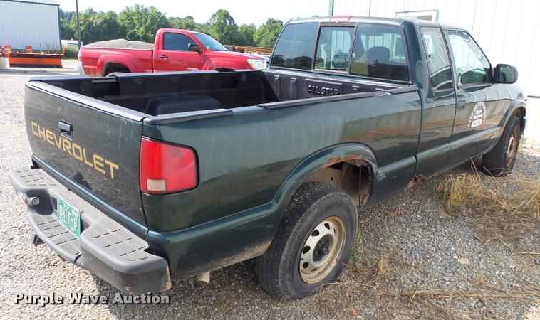 image for item K1123 2001 Chevrolet S10 Ext. Cab pickup truck
