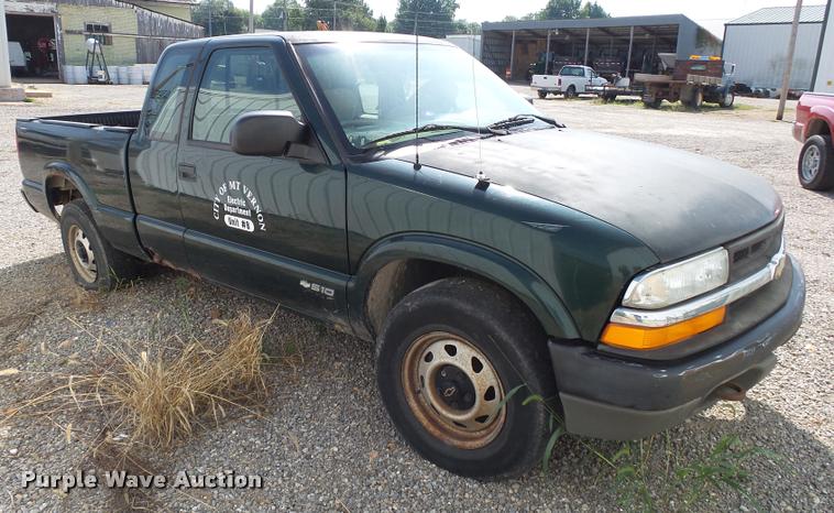 image for item K1123 2001 Chevrolet S10 Ext. Cab pickup truck