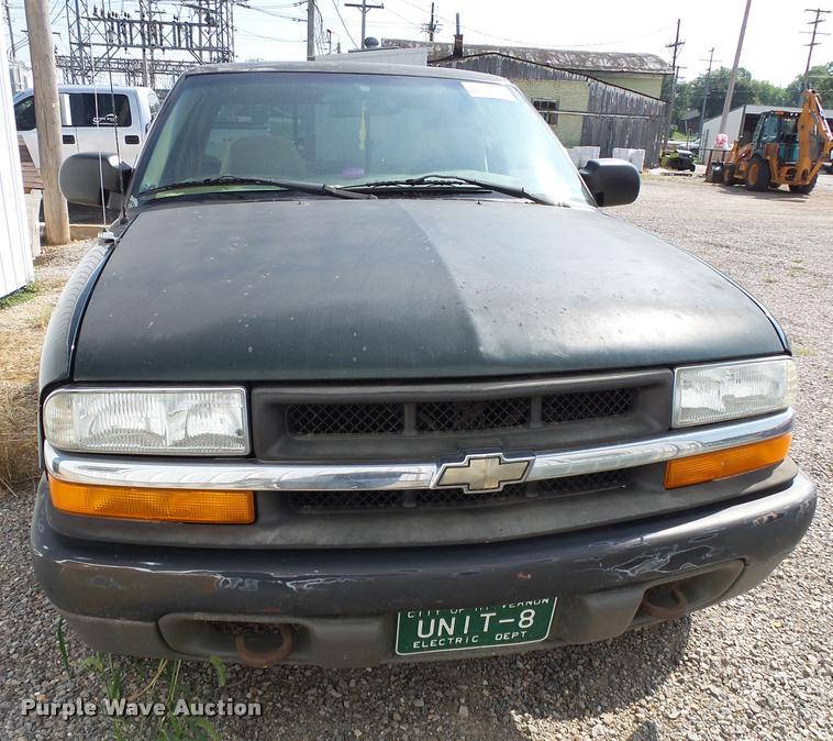 image for item K1123 2001 Chevrolet S10 Ext. Cab pickup truck