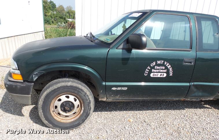 image for item K1123 2001 Chevrolet S10 Ext. Cab pickup truck