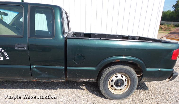 image for item K1123 2001 Chevrolet S10 Ext. Cab pickup truck
