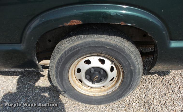 image for item K1123 2001 Chevrolet S10 Ext. Cab pickup truck