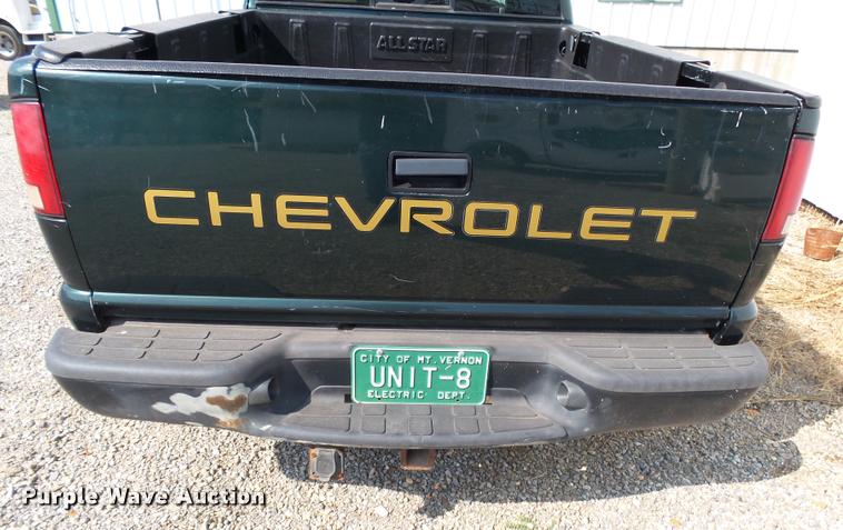 image for item K1123 2001 Chevrolet S10 Ext. Cab pickup truck
