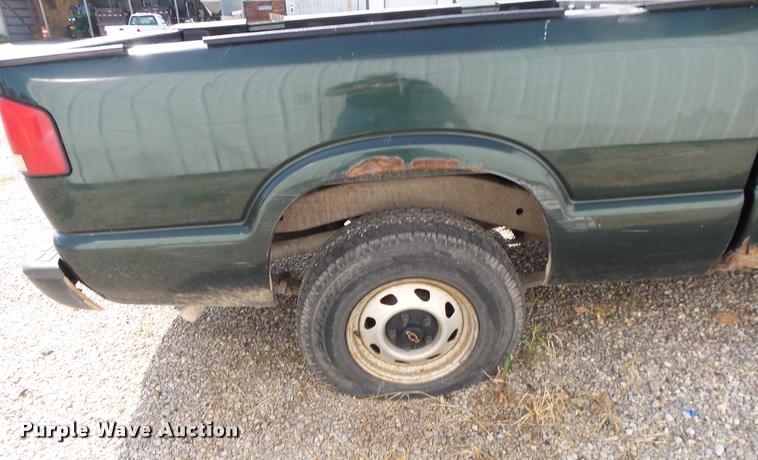 image for item K1123 2001 Chevrolet S10 Ext. Cab pickup truck