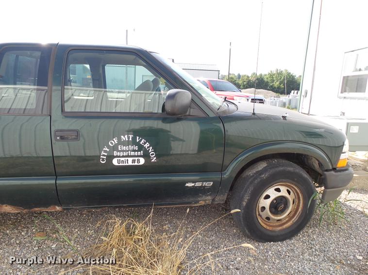 image for item K1123 2001 Chevrolet S10 Ext. Cab pickup truck