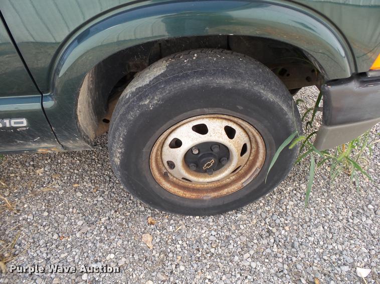 image for item K1123 2001 Chevrolet S10 Ext. Cab pickup truck