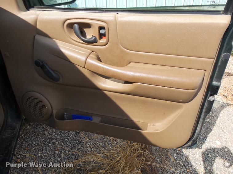 image for item K1123 2001 Chevrolet S10 Ext. Cab pickup truck