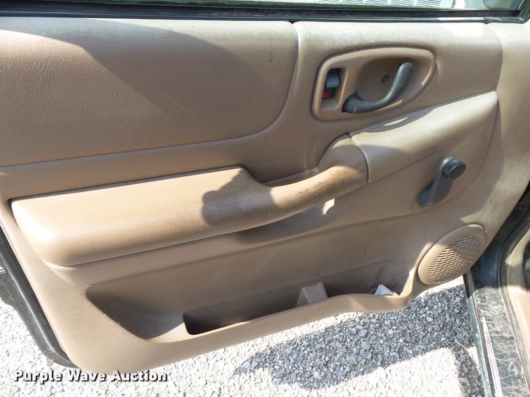 image for item K1123 2001 Chevrolet S10 Ext. Cab pickup truck