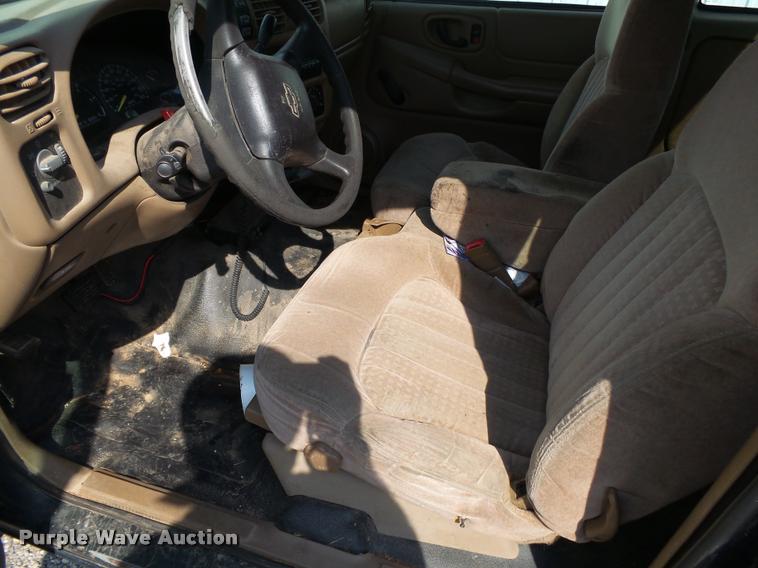 image for item K1123 2001 Chevrolet S10 Ext. Cab pickup truck