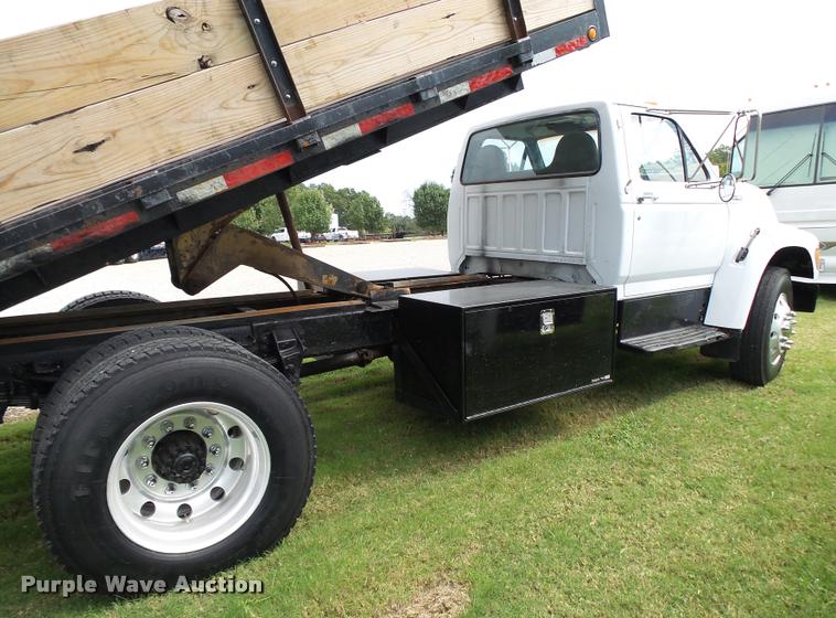 image for item K1128 1999 Ford F800 dump flatbed truck