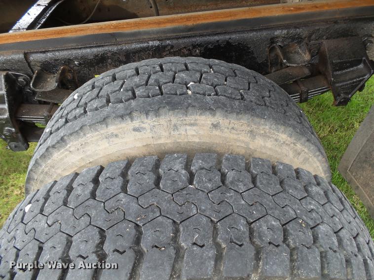 image for item K1128 1999 Ford F800 dump flatbed truck