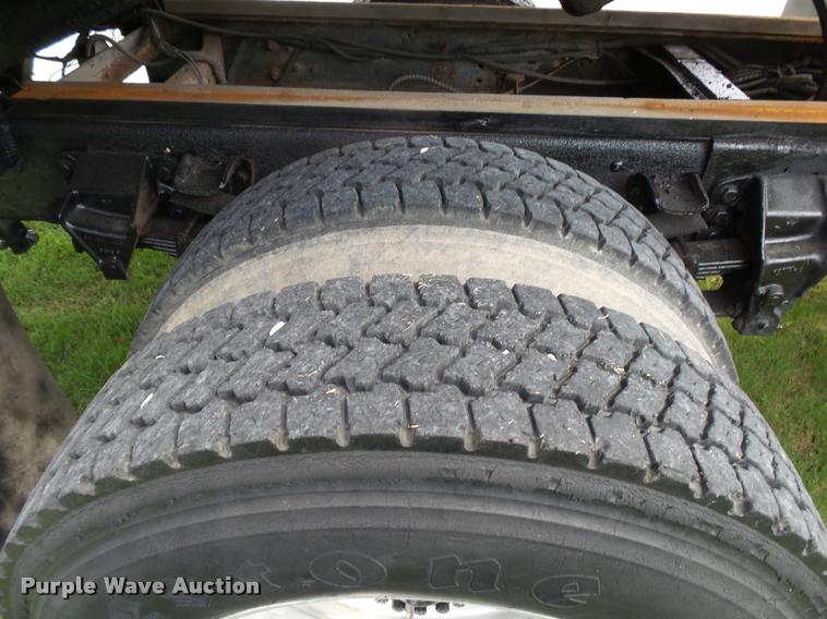 image for item K1128 1999 Ford F800 dump flatbed truck