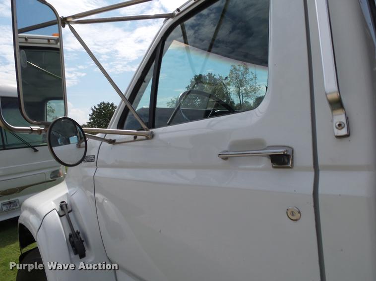 image for item K1128 1999 Ford F800 dump flatbed truck