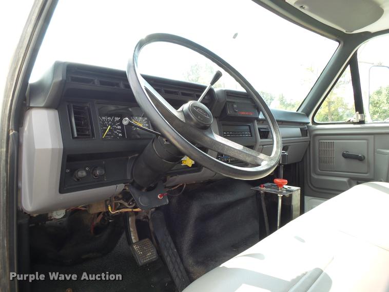 image for item K1128 1999 Ford F800 dump flatbed truck