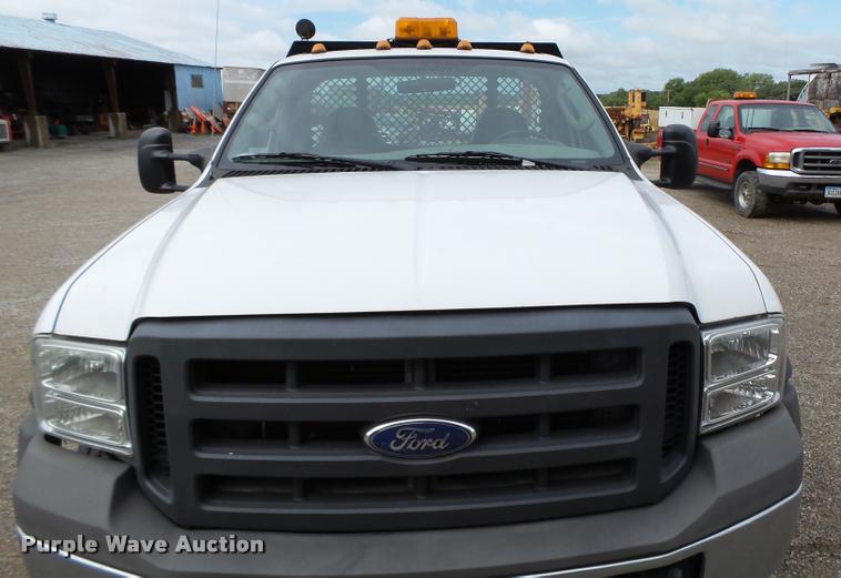 image for item K2066 2005 Ford F450 XL flatbed truck