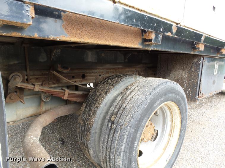 image for item K2066 2005 Ford F450 XL flatbed truck