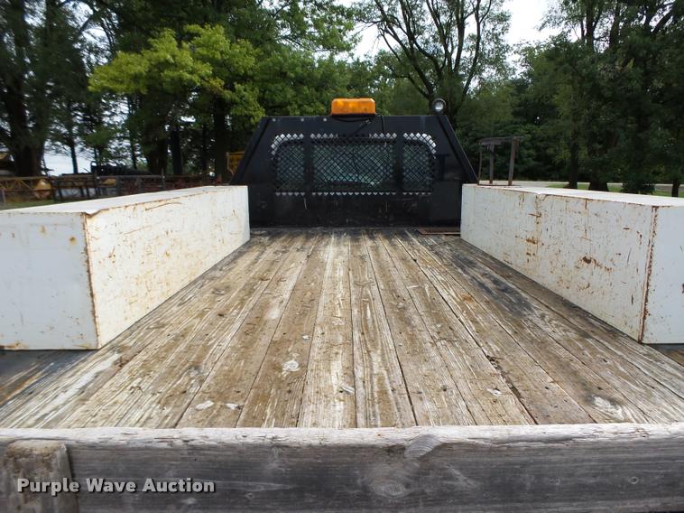 image for item K2066 2005 Ford F450 XL flatbed truck