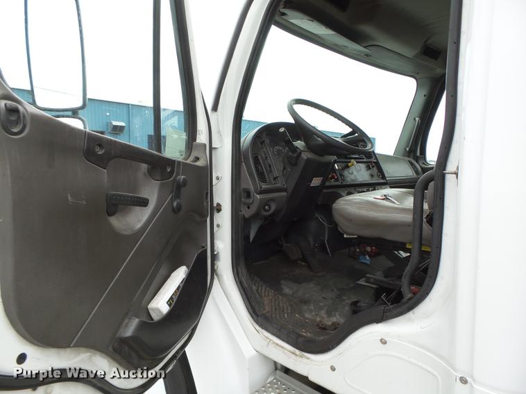 image for item K2176 2005 Freightliner Business Class M2 box truck