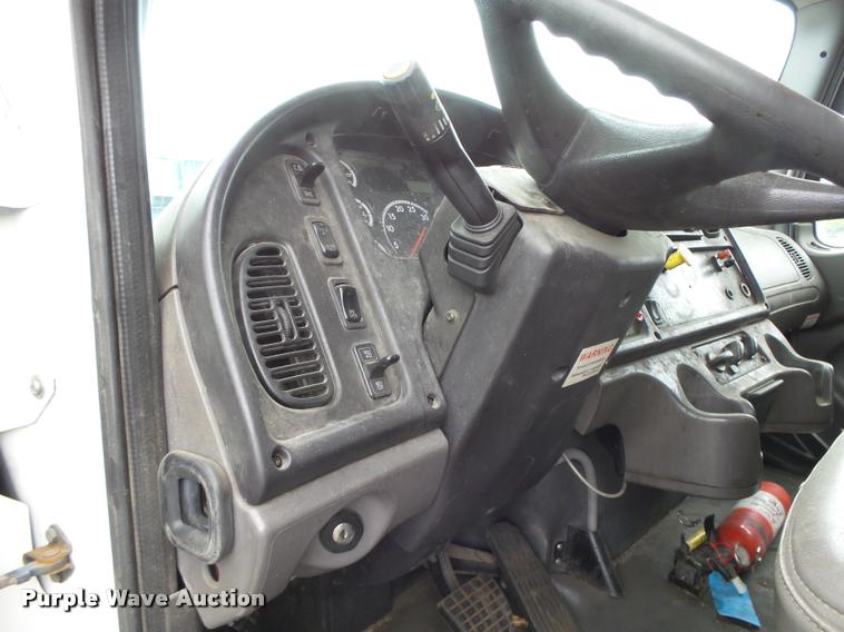 image for item K2176 2005 Freightliner Business Class M2 box truck