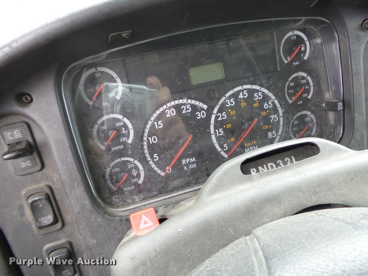 image for item K2176 2005 Freightliner Business Class M2 box truck