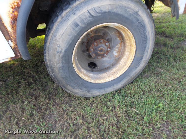 image for item K5688 1999 Ford F800 bucket truck