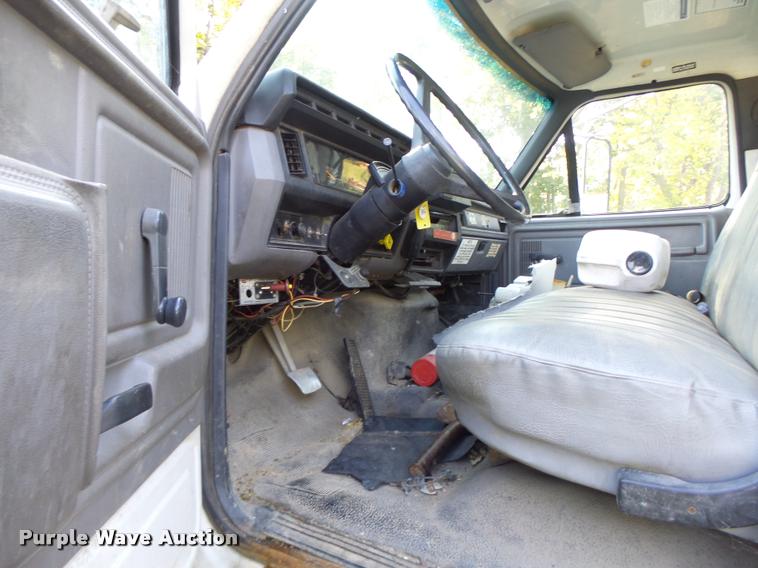 image for item K5688 1999 Ford F800 bucket truck