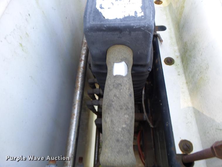 image for item K5688 1999 Ford F800 bucket truck