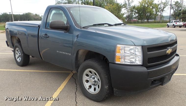 image for item K8223 2008 Chevrolet Silverado 1500 pickup truck