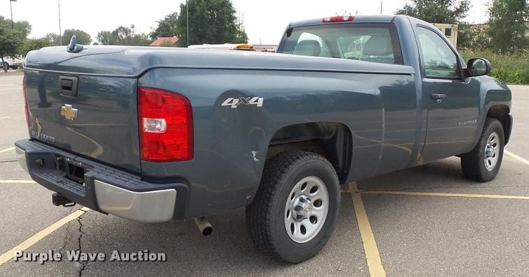 image for item K8223 2008 Chevrolet Silverado 1500 pickup truck