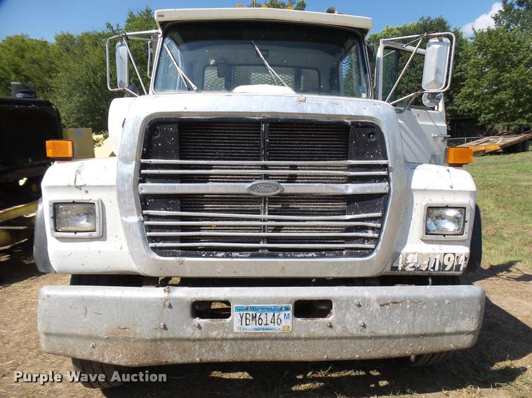 image for item L1596 1990 Ford L8000 flatbed truck