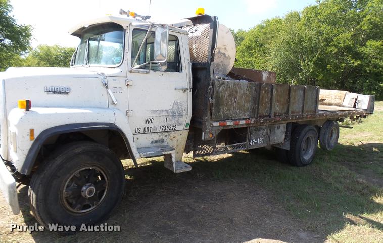 image for item L1596 1990 Ford L8000 flatbed truck