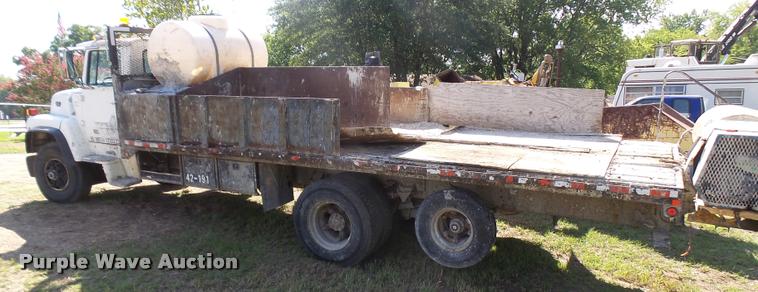 image for item L1596 1990 Ford L8000 flatbed truck