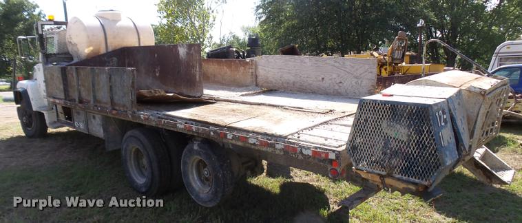 image for item L1596 1990 Ford L8000 flatbed truck