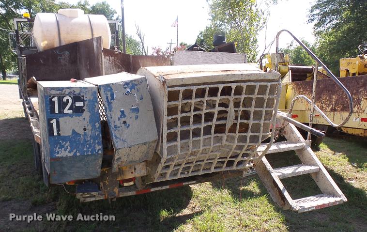 image for item L1596 1990 Ford L8000 flatbed truck